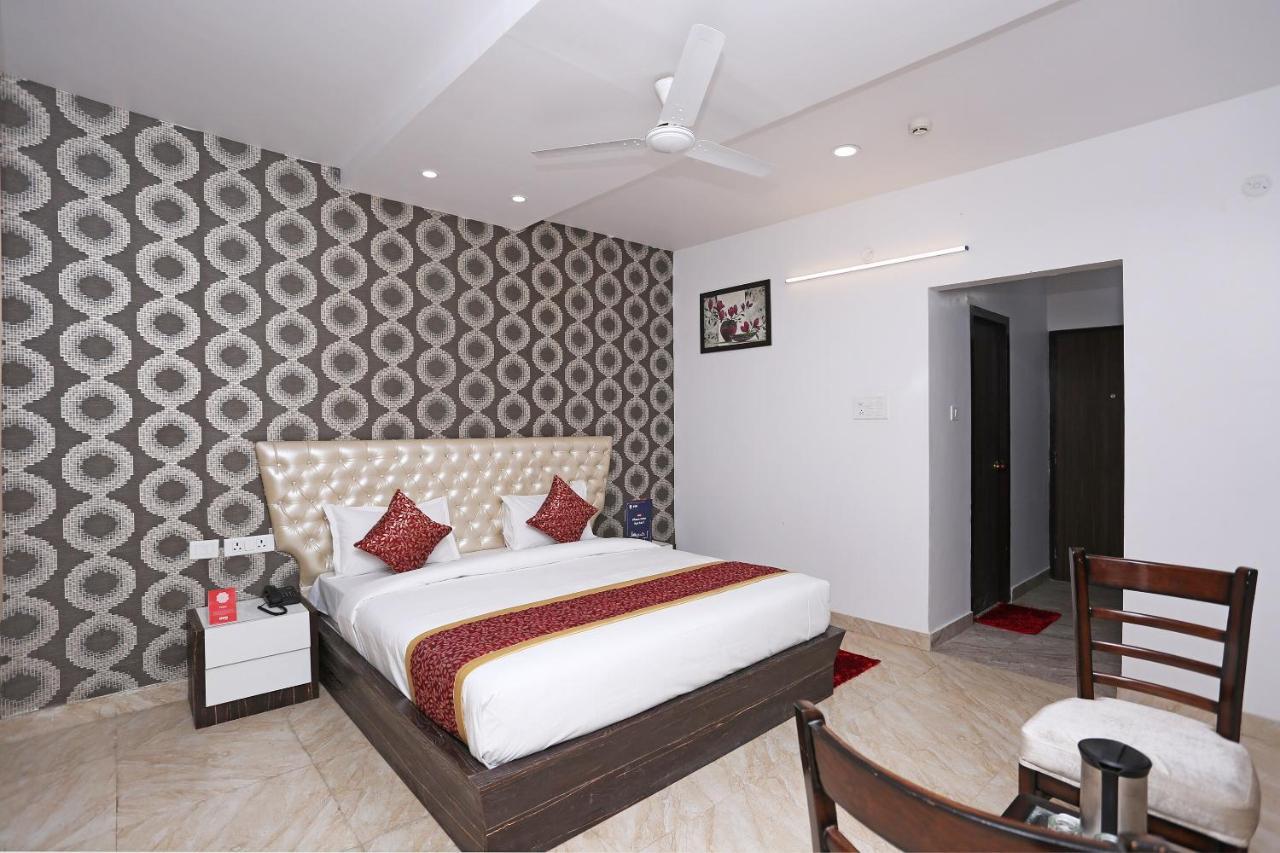 Capital O 10060 The Leaf Hotel Lucknow