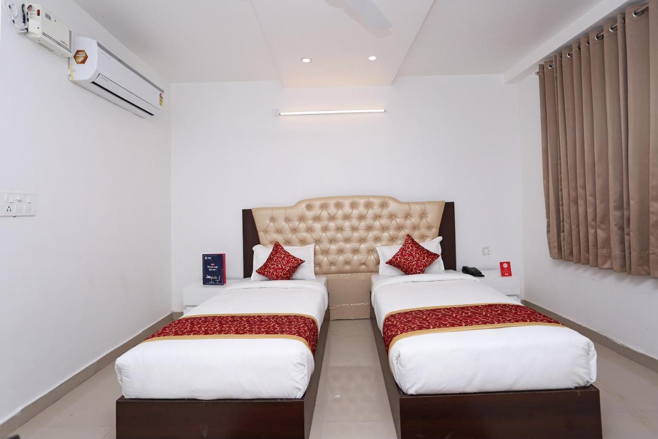 Capital O 10060 The Leaf Hotel Lucknow